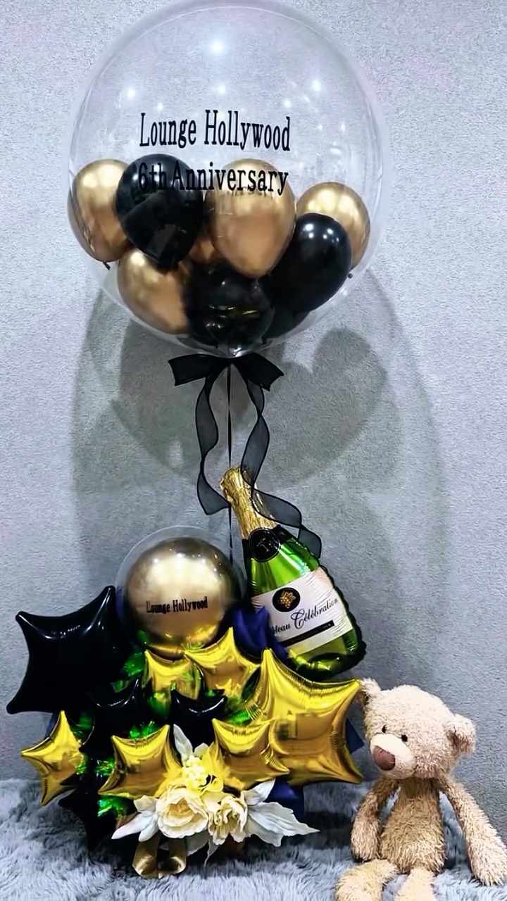 COUCOUが制作した黒・金・グリーンの周年祝いの卓上バルーンアレンジ
